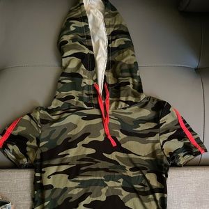 Camo/red 2 piece with hooded shirt/biker shorts